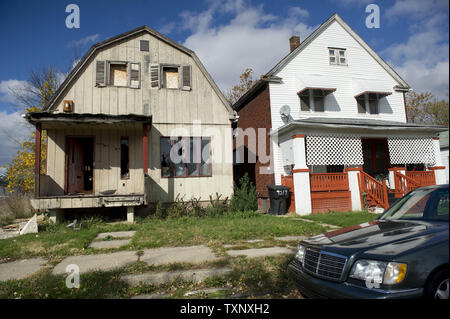 Einen Abbruch Haus befindet sich neben einem besetzten Haus in Detroit am 27 Oktober, 2012 gesehen. UPI/Kevin Dietsch Stockfoto