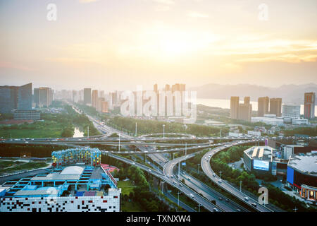 Viel Verkehr auf Viadukt unter den modernen Wolkenkratzern Stockfoto