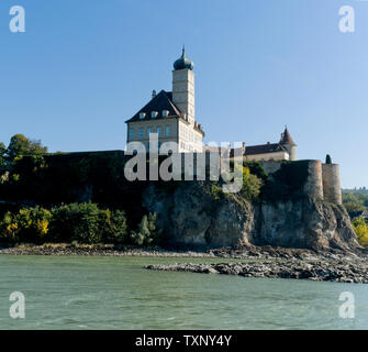 Schloss Schonbuhel in der Nähe von Melk in Österreich auf einem hohen promentory entfernt. Stockfoto