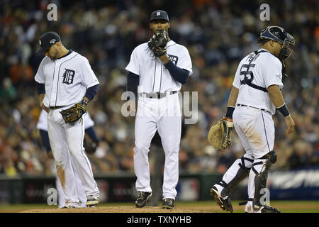 Detroit Tiger zweiter Basisspieler Omar Infante (L) und Catcher Brayan Pena (R) gehen weg vom Damm als Krug Al Alburquerque bereitet gegen die Boston Red Sox am Comerica Park in Detroit, Michigan am 17. Oktober 2013 Im neunten Inning von Spiel 5 der American League Championship Series zu werfen. UPI/Brian Kersey Stockfoto