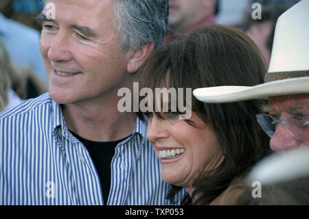 Patrick Duffy, Linda Gray, Larry Hagman fans Grüßen während des Dallas 30. Jahrestag der Wiedervereinigung bei Southfork Ranch in Parker, Texas am 8. November 2008. (UPI Foto/Robert Hughes) Stockfoto