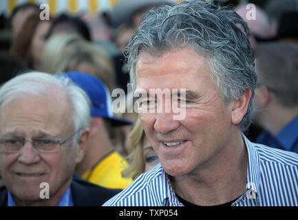 Patrick Duffy und Ken Kercheval, Links, Fans während des Dallas 30. Jahrestag der Wiedervereinigung bei Southfork Ranch in Parker, Texas am 8. November 2008 begrüßen. (UPI Foto/Robert Hughes) Stockfoto
