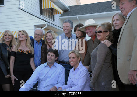 Die Mitglieder des Cast für ein Foto mit Fans während des Dallas 30. Jahrestag der Wiedervereinigung Pose auf Southfork Ranch in Parker, Texas am 8. November 2008. (UPI Foto/Robert Hughes) Stockfoto