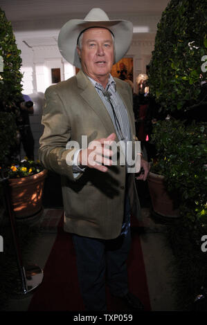 Steve Kanaly tritt der Southfork Mansion während des Dallas 30. Jahrestag der Wiedervereinigung bei Southfork Ranch in Parker, Texas am 8. November 2008. (UPI Foto/Robert Hughes) Stockfoto