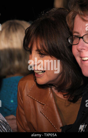 Linda Gray Chats mit Fans beim gehen die roten Teppich während des Dallas 30. Jahrestag der Wiedervereinigung bei Southfork Ranch in Parker, Texas am 8. November 2008. (UPI Foto/Robert Hughes) Stockfoto