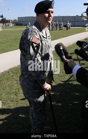 Armee SPC. Brian Hill, 25, von Nashville, spricht mit Reportern während der Fort Hood Memorial bei III Corps Hauptsitz in Killeen, Texas, am 10. November 2009. Hill sagte, daß er im Jahr 2005 in Bagdad verwundet wurde und wird für die posttraumatische Belastungsstörungen behandelt. Hill sprach auch über Angriffs in der vergangenen Woche auf der Basis sagen, "Es tut weh, es ist wirklich nicht. Es gibt eine Menge Gefühl von Verrat, weil (die Shooter) im Militär war." Hill plant, sein Leben nach der Pensionierung helfen, andere verletzte Soldaten zu verbringen. UPI/Robert Hughes) Stockfoto