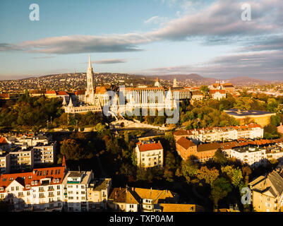 Luftaufnahme der Fischerhochburg und Matthias Kirche von oben in Budapest bei Sonnenaufgang im Herbst mit dramatischen Himmel (Budapest, Ungarn, Europa) Stockfoto