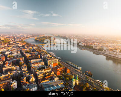 Luftaufnahme von Budapest von oben mit dunabe Fluss und Margaret Insel während mystischen Sonnenaufgang im Herbst auf Ein ruhiger Morgen (Budapest, Ungarn) Stockfoto