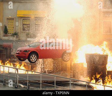 Als Teil der neuesten attracton in Walt Disney World's MGM Studios, einen Stunt Car Sprünge durch eine Wand von Pyrotechnik bei der Eröffnung das Engagement der 'Lichter', 'Motoren', 'Aktion' Extreme Stunt Show am 4. Mai 2005 in der Nähe von Orlando, FL. (UPI Foto/Marino/Cantrell) Stockfoto