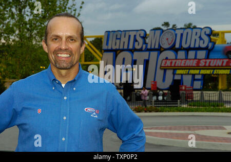 Rennfahrer, Kyle Petty, ist für die Eröffnung das Engagement der neuesten Attraktion Walt Disney World's MGM Studios in der Nähe von Orlando, FL am 4. Mai 2005, "die Lichter, Motoren, Aktion, Extreme Stunt Show". (UPI Foto/Marino/Cantrell) Stockfoto