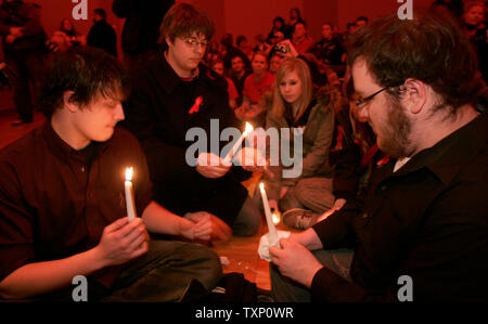 Studenten Kerzen an einer Mahnwache für die Opfer auf dem Campus der Northern Illinois Universität in DeKalb, Illinois., am 15. Februar 2008. Stephen Kazmierczak fünf Menschen getötet und 16 verwundet in einem Hörsaal auf dem Campus vor Seinem eigenen Leben am Tag zuvor. (UPI Foto/Markierung Cowan) Stockfoto