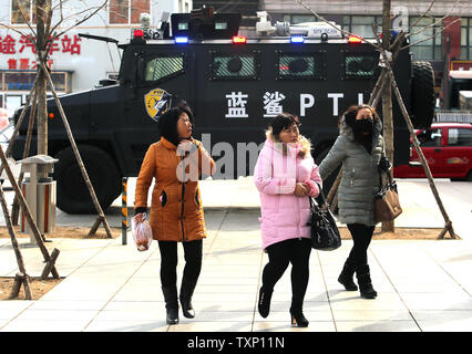 Chinesische Spaziergang, vorbei an der Polizei gepanzerte persönlichen Träger außerhalb eines militärischen Hafen in der Hafenstadt Dalian in der Provinz Liaoning, am 11. Februar 2017. Chinesische Militärpolizei sind eine gemeinsame Präsenz auf den Straßen der wichtigsten Städte Chinas. Foto von Stephen Rasierer/UPI Stockfoto