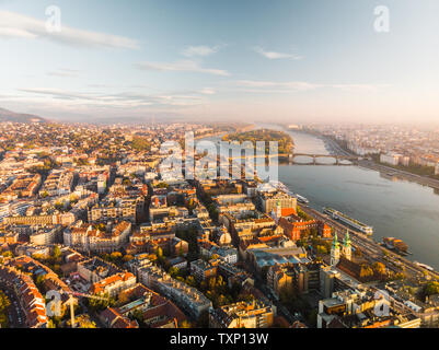 Luftaufnahme von Budapest von oben mit dunabe Fluss und Margaret Insel während mystischen Sonnenaufgang im Herbst auf Ein ruhiger Morgen (Budapest, Ungarn) Stockfoto