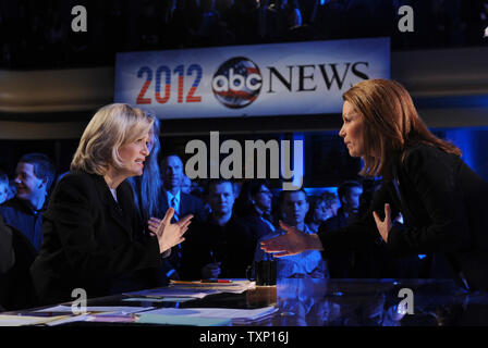 Der republikanische Präsidentschaftskandidat Michele Bachmann dank Moderatorin Diane Sawyer nach der Teilnahme an der ABC News GOP Aussprache auf Sheslow Halle auf dem Campus der Drake University, Samstag 31.12.10, 2011 in Des Moines, Iowa. (UPI/Steve Papst) Stockfoto