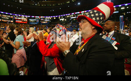 Delegierte applaudieren zu Beginn der Democratic National Convention im Fleet Center in Boston am 26. Juli 2004. (UPI Foto/Terry Schmitt) Stockfoto