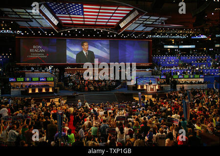 Ron Reagan, Sohn des ehemaligen Präsidenten Ronald Reagan, spricht bei der Democratic National Convention in Boston am 27. Juli 2004. (UPI Foto/Terry Schmitt) Stockfoto