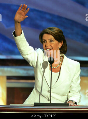 Haus demokratischer Führer Rep. Nancy Pelosi, Ca., spricht zu den Delegationen an Tag vier der Democratic National Convention im FleetCenter in Boston am 29. Juli 2004. (UPI Foto/Terry Schmitt) Stockfoto