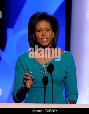 Michelle Obama, die Frau des vermutlichen demokratischen Präsidentschaftskandidaten Senator Barack Obama (D-IL), liefert Erläuterungen während der ersten Nacht der Democratic National Convention im Pepsi Center in Denver am 25. August 2008. (UPI Foto/Kevin Dietsch) Stockfoto