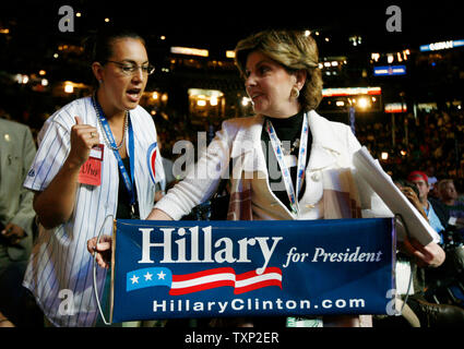 Die Rechte der Frau Rechtsanwalt Gloria Allred (R), von Los Angeles, hält eine Hillary Clinton unterzeichnen Sie eine Petition für ein Stand-by-Zustand Namentliche Abstimmung bei der Democratic National Convention in der Pepsi Center in Denver, Colorado, am 26. August 2008. (UPI Foto/Brian Kersey) Stockfoto