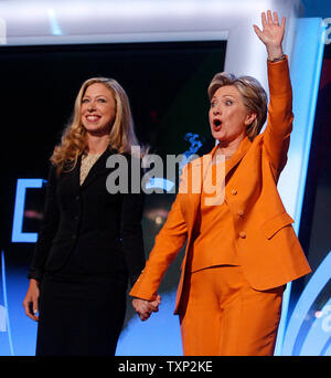 Senator Hillary Clinton (D-NY) (R) Wellen, nachdem sie von ihrer Tochter Chelsea bei der Democratic National Convention 2008 in Denver, Colorado, am 26. August 2008 eingeführt. (UPI Foto/Brian Kersey) Stockfoto