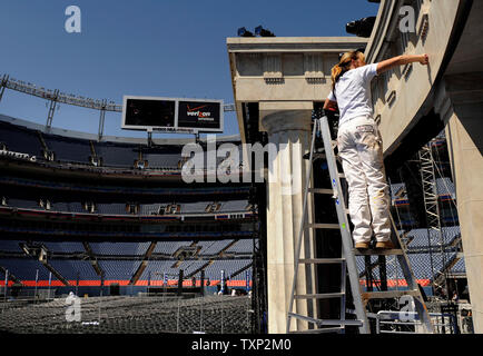 Ein Arbeiter bringt den letzten Schliff auf der Bühne in der Vorbereitung für den letzten Tag der Democratic National Convention in der Invesco Field at Mile High in Denver am 27. August 2008. Senator Barack Obama (D-IL) wird seine Ansprache vor tausenden von Zuschauern im Stadion liefern. (UPI Foto/Kevin Dietsch) Stockfoto