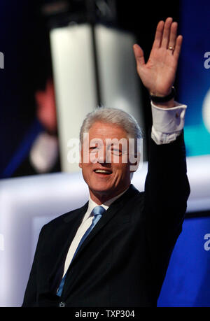 Der ehemalige Präsident Bill Clinton kommt bei der Democratic National Convention in der Pepsi Center in Denver, Colorado, am 27. August 2008 zu sprechen. (UPI Foto/Brian Kersey) Stockfoto
