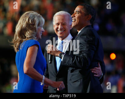 Demokratische Präsidentschaftskandidaten Senator Barack Obama (D-IL) (R), Demokratische Vizepräsidentenanwärter Senator Joe Biden (D-DE), und seine Frau Jill Biden melden Sie sich gegenseitig auf der Bühne bei der Democratic National Convention in der Pepsi Center in Denver, Colorado, am 27. August 2008. (UPI Foto/Rechnung Greenblatt) Stockfoto