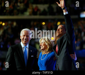 Demokratische Präsidentschaftskandidaten Senator Barack Obama (D-IL) (R), Demokratische Vizepräsidentenanwärter Senator Joe Biden (D-DE), und seine Frau Jill Biden melden Sie sich gegenseitig auf der Bühne bei der Democratic National Convention in der Pepsi Center in Denver, Colorado, am 27. August 2008. (UPI Foto/Rechnung Greenblatt) Stockfoto