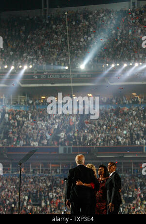 Demokratische Präsidentschaftskandidaten Senator Barack Obama (D-IL) (R) steht auf der Bühne mit seinem running mate Senator Joe Biden (D-DE) (L) und ihre Frauen Michelle und Jill bei der Democratic National Convention 2008 bei Invesco Field in Denver, Colorado, am 28. August 2008. (UPI Foto/Brian Kersey) Stockfoto