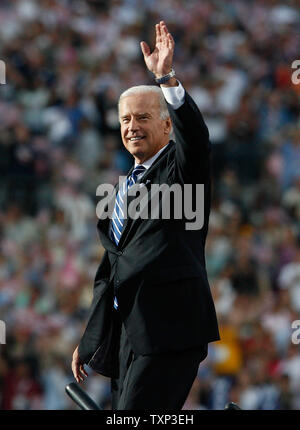 Demokratische Vizepräsidentenanwärter Senator Joe Biden (D-DE) Wellen in die Menge, bevor Sie sprechen bei der Democratic National Convention 2008 bei Invesco Field in Denver, Colorado, am 28. August 2008. Demokratische Präsidentschaftskandidaten Senator Barack Obama (D-IL) hat seine Dankesrede später. (UPI Foto/Brian Kersey) Stockfoto