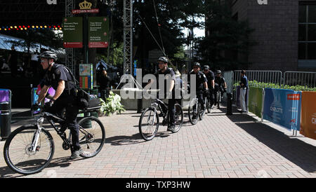 Polizisten Fahrt auf Mountainbikes patrouillieren die Carolinafest während der Democratic National Convention 2012 in Charlotte, North Carolina am 3. September 2012. UPI/Molly Riley Stockfoto