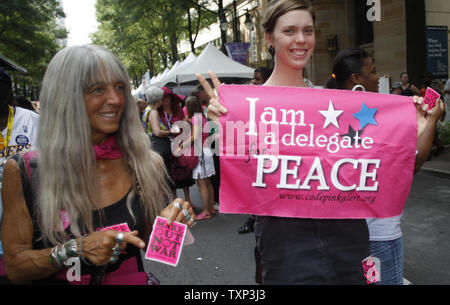 Zwei Mitglieder von CodePink, Eine Frauen-initiiert an der Basis des Friedens und der sozialen Gerechtigkeit, Bewegung, die US-amerikanischen Kriege und Besetzungen zu beenden, Spaziergang durch die Carolinafest während der Democratic National Convention 2012 in Charlotte, North Carolina am 3. September 2012. UPI/Nell Redmond Stockfoto