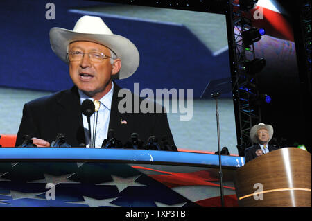 Uns Interior Secretary Ken Salazar spricht während der Democratic National Convention 2012 an der Time Warner Cable Arena in Charlotte, North Carolina am 4. September 2012. UPI/Mike Theiler Stockfoto