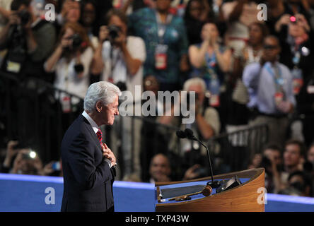 Der ehemalige Präsident Bill Clinton beendet seine Nominierung Rede für Präsident Barack Obama liefern an der Time Warner Cable Arena während der Democratic National Convention in Charlotte, North Carolina am 5. September 2012. UPI/Molly Riley Stockfoto