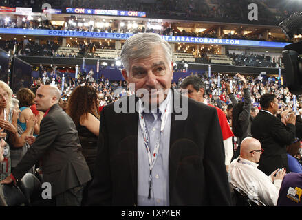 1988 Demokratische Präsidentschaftskandidat und ehemalige Massachusetts Kultusminister Michael Dukakis besucht die Etage an der Time Warner Cable Arena während der Democratic National Convention in Charlotte, North Carolina am 5. September 2012. UPI/Nell Redmond Stockfoto