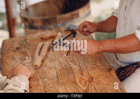 Master man webt einen Korb von Zweigen Stockfoto