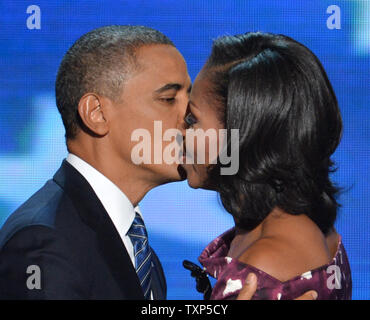 Präsident Barack Obama küsse First Lady Michelle bei der Democratic National Convention 2012 an der Time Warner Cable Arena in Charlotte, North Carolina am 6. September 2012. UPI/Kevin Dietsch Stockfoto