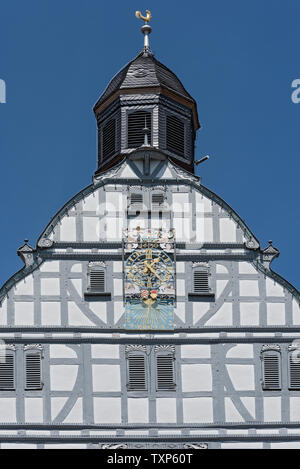 Das historische Rathaus am Marktplatz in der Altstadt von Butzbach Deutschland Stockfoto