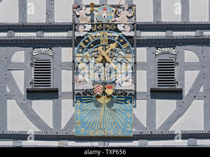 Das historische Rathaus am Marktplatz in der Altstadt von Butzbach Deutschland Stockfoto