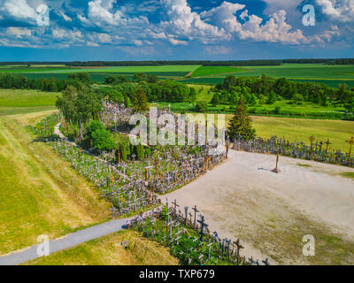 Antenne Panoramablick auf die Hügel der Kreuze KRYZIU KALNAS. Es ist eine berühmte religiöse Stätte der katholischen Pilgerfahrt in Litauen Stockfoto