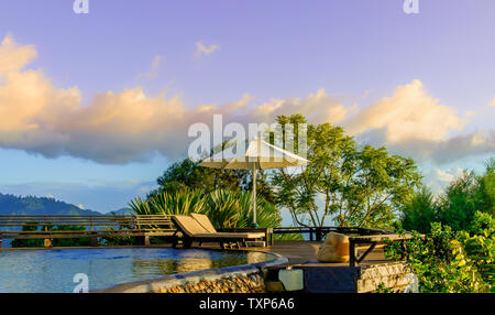 Die Blue Mountains, Jamaika, Dez 2018, Strawberry Hill Hotel Pool bei Sonnenuntergang Stockfoto