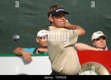 Der Engländer Lee Westwood-stücke weg auf der 17 Loch am Eröffnungstag der Dubai Desert Classic Golf Meisterschaft am Donnerstag Februar 01, 2007. Das Turnier dauert bis zum 4. Februar. (UPI Foto/Kamal Moghrabi) Stockfoto