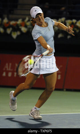 Belgiens Justine Henin kehrt der Ball vom Gegner Griechenland Eleni Ghostwriter im Viertelfinale der Tennis in Dubai Duty Free Frauen öffnen sich am 22. Februar 2007. Henin gewann das Match mit 6-0 6-2. (UPI Foto/Norbert Schiller) Stockfoto