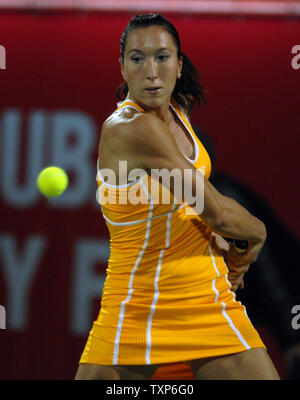 Serbiens Jelena Jankovic in Aktion vor Verdrehen ihren Knöchel bei einem Halbfinale gegen Amelie Mauresmo an der Dubai Duty Free Women's Tennis Open am 23. Februar 2007. Jankovic zurückgezogen, nachdem der erste wegen ihrer Verletzung. Mauresmo geht auf den belgischen Justine Henin im Finale morgen zu Gesicht. (UPI Foto/Norbert Schiller) Stockfoto