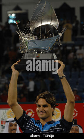 Die Nummer eins der Welt Tennisspieler Roger Federer wirft seine Trophäe nach dem Sieg über Russland Mikhail Youzhny 6-4 6-3 im Finale der Männer Dubai Tennis Championships am 3. März 2007. (UPI Foto/Norbert Schiller) Stockfoto