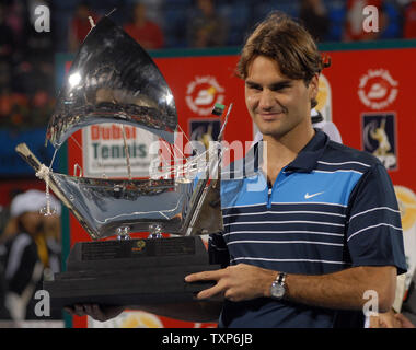 Die Nummer eins der Welt Tennisspieler Roger Federer hält seine Trophäe nach dem Sieg über Russland Mikhail Youzhny 6-4 6-3 im Finale der Männer Dubai Tennis Championships am 3. März 2007. (UPI Foto/Norbert Schiller) Stockfoto