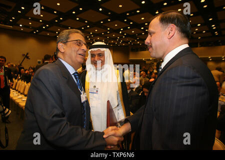 Generalsekretär der Arabischen Liga Amr Mussa (L) grüsst Jordaniens Prinz Faisal Bin al-Hussein (R) als Saudi Prinz Turki al-Faisal (C) sieht bei der Eröffnung des World Economic Forum am Toten Meer in Jordanien am 18. Mai 2007. Etwa 1500 Menschen aus 50 Ländern an der Konferenz, die bis Sonntag, den 20. Mai 2007 fortgesetzt wird. (UPI Foto) Stockfoto