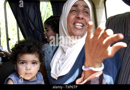 Palästinensische Flüchtlinge, die die belagerte Lager Nahr al-in der Nähe von Tripoli im Norden Libanons Bared geflohen, Ankunft am 24. Mai 2007 zur Sicherheit. Kämpfe zwischen libanesischen Soldaten und Islamisten wieder Donnerstag Abend in und um die Palästinensischen Lager. (UPI Foto) Stockfoto