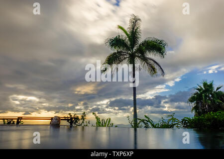 Die Blue Mountains, Jamaika, Dez 2018, Strawberry Hill Hotel Pool bei Sonnenuntergang Stockfoto