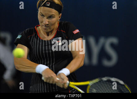 Svetlana Kuznetsova, aus Russland, gibt den Ball von Ihrem russischen Gegner, Elena Dementieva, im Finale des Dubai Tennis Championships am 1. März 2008. (UPI Foto/Norbert Schiller) Stockfoto